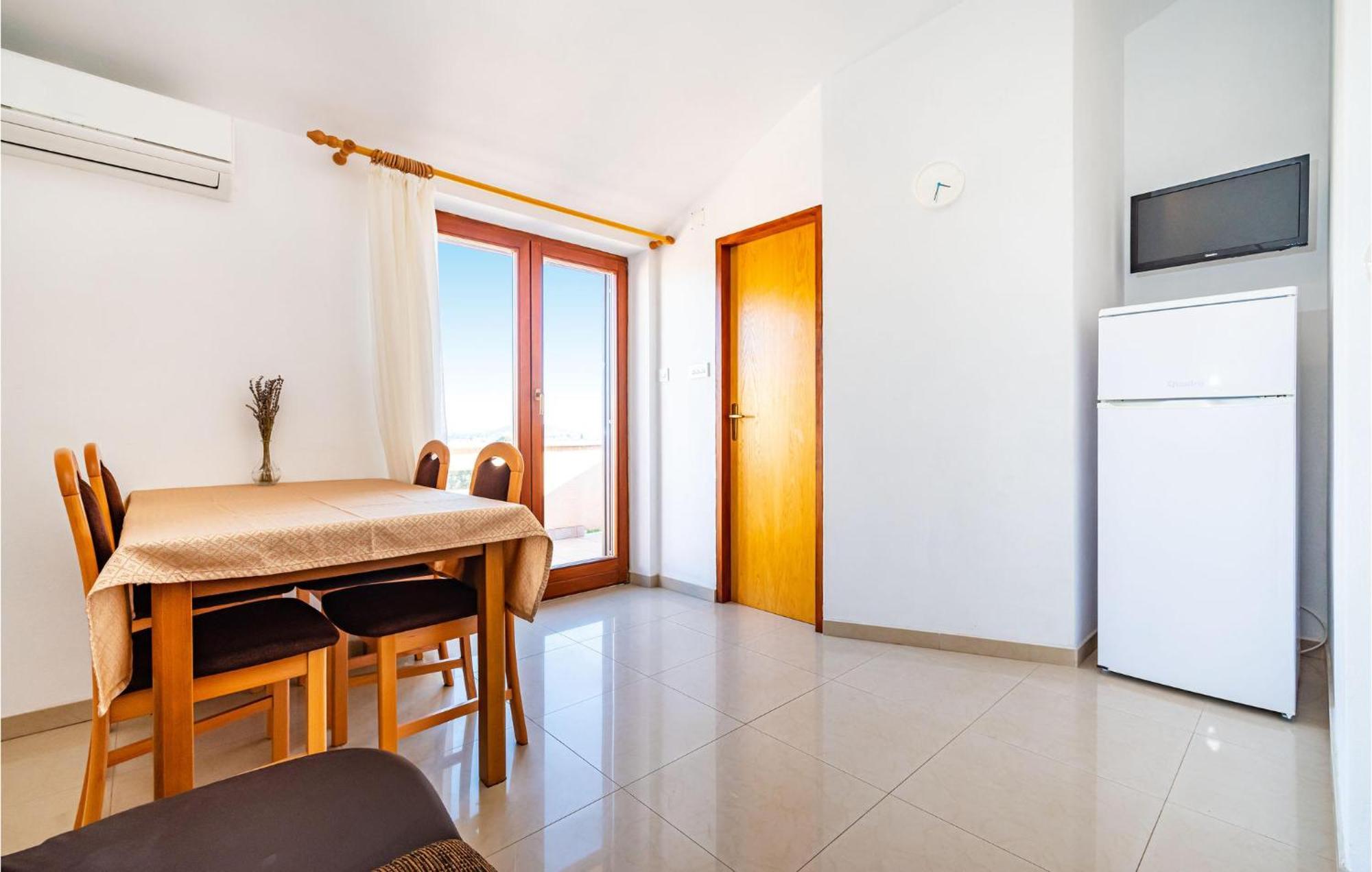 2 Bedroom Amazing Apartment In Neviđane Dış mekan fotoğraf